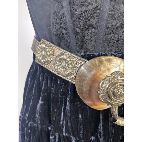Women\'s Metallic Accent Leather Belt with Shell Medallion - Black main image 8